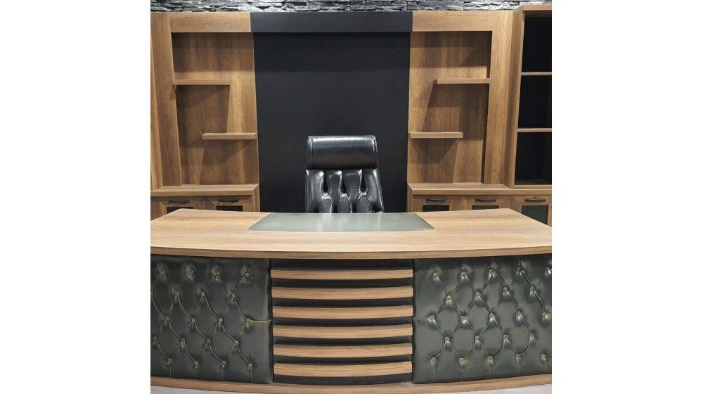 C serisi klasik yönetici masa takımı, ceviz rengi, deri sümenli ve çıtalı detayları ile ofis ortamında A serisi Chester koltuklar ile sergileniyor.